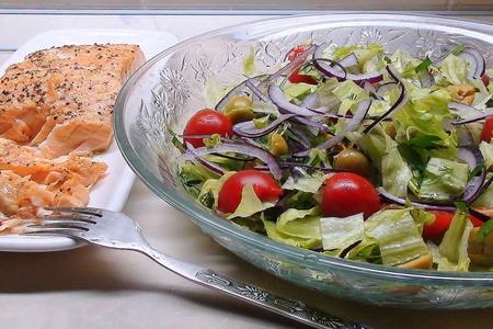 Салат с запечённой сёмгой, зелёным салатом и медовой заправкой.: шаг 6