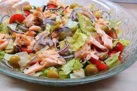 Салат с запечённой сёмгой, зелёным салатом и медовой заправкой.: шаг 8
