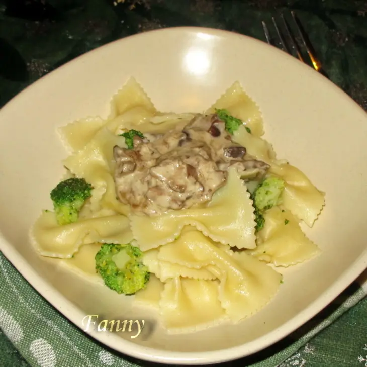 Фарфалле с брокколи и грибным соусом: шаг 5