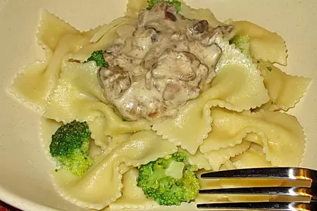 Фарфалле с брокколи и грибным соусом: шаг 6