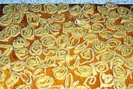 Салат из домашней лапши, яблок и бананов: шаг 4