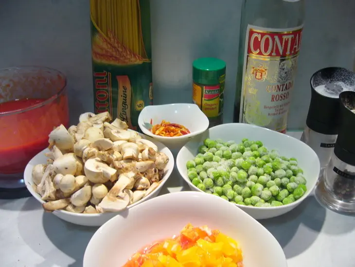 Лингвини с зеленым горошком и томатно-апельсиновым соусом: шаг 1