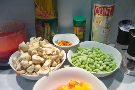 Лингвини с зеленым горошком и томатно-апельсиновым соусом: шаг 1