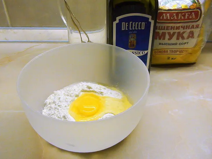 Макароны по-флотски, с рыбой и сметанным соусом аля «тар-тар».: шаг 1