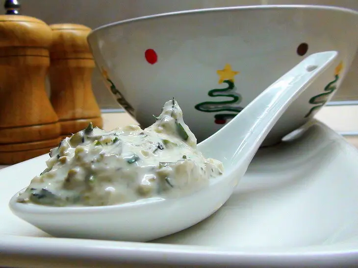 Макароны по-флотски, с рыбой и сметанным соусом аля «тар-тар».: шаг 17