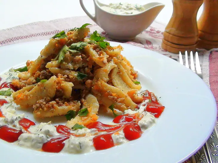 Макароны по-флотски, с рыбой и сметанным соусом аля «тар-тар».: шаг 18