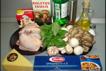 Spaghetti tetrazzini. паста, запечённая с курицей и грибами.: шаг 1
