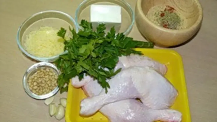 Ножки, фаршированные фетаксой и кедровыми орехами.: шаг 1