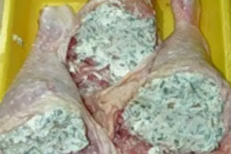 Ножки, фаршированные фетаксой и кедровыми орехами.: шаг 4