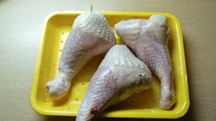 Ножки, фаршированные фетаксой и кедровыми орехами.: шаг 5