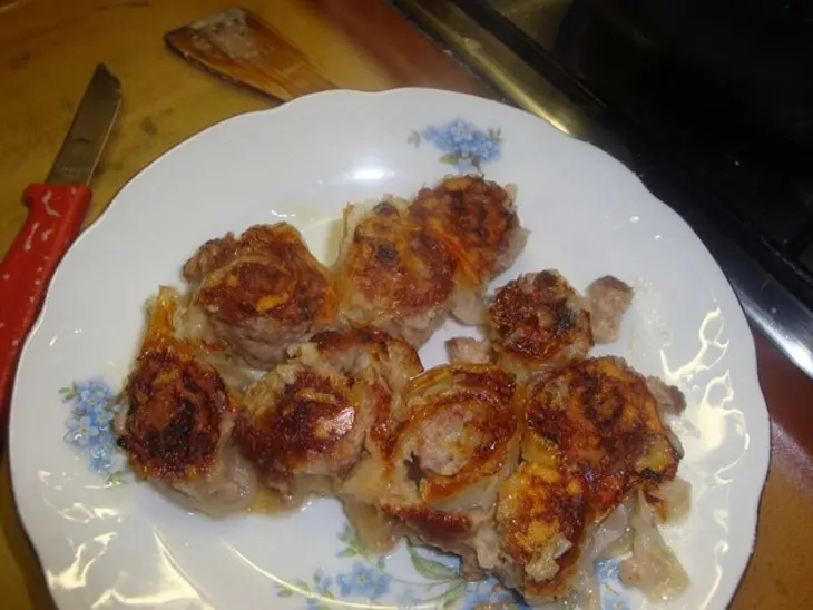 Розочки из теста с мясом, или ленивые пельмени: шаг 4