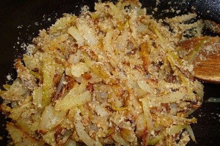 Карп, запеченый под помидорами, с орехово-луковой начинкой: шаг 1