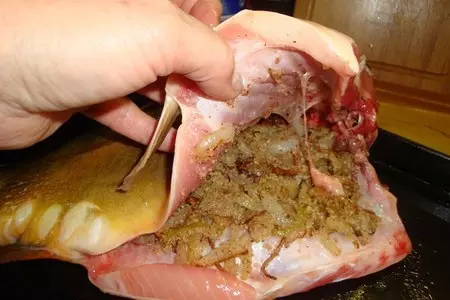 Карп, запеченый под помидорами, с орехово-луковой начинкой: шаг 2