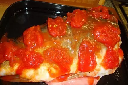 Карп, запеченый под помидорами, с орехово-луковой начинкой: шаг 3