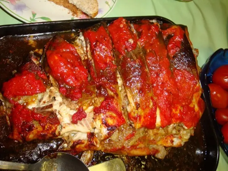 Карп, запеченый под помидорами, с орехово-луковой начинкой: шаг 4