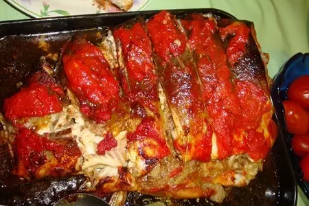 Карп, запеченый под помидорами, с орехово-луковой начинкой: шаг 4