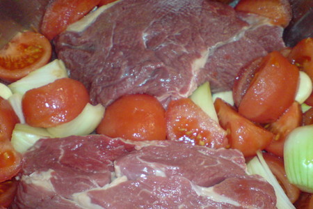 Грудинка говяжья в травках,томлёная с помидорами: шаг 4
