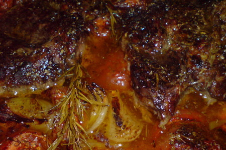 Грудинка говяжья в травках,томлёная с помидорами: шаг 7