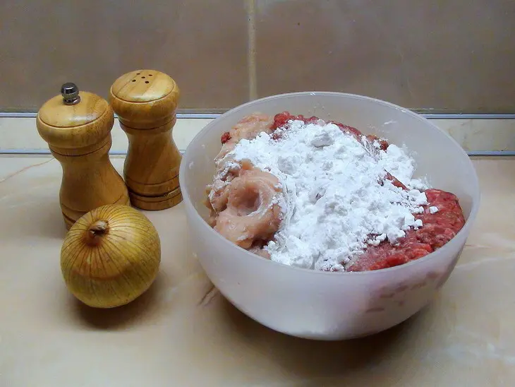 Мясные пальчики в ароматной панировке. мясные сигары из рубленого мяса.: шаг 1