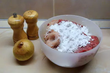 Мясные пальчики в ароматной панировке. мясные сигары из рубленого мяса.: шаг 1