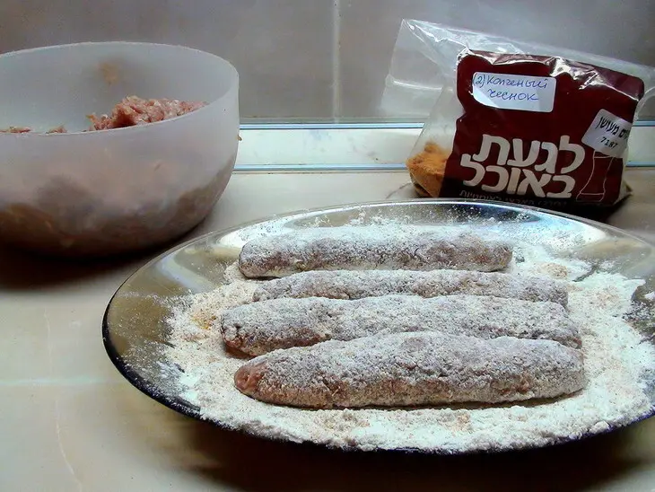 Мясные пальчики в ароматной панировке. мясные сигары из рубленого мяса.: шаг 7