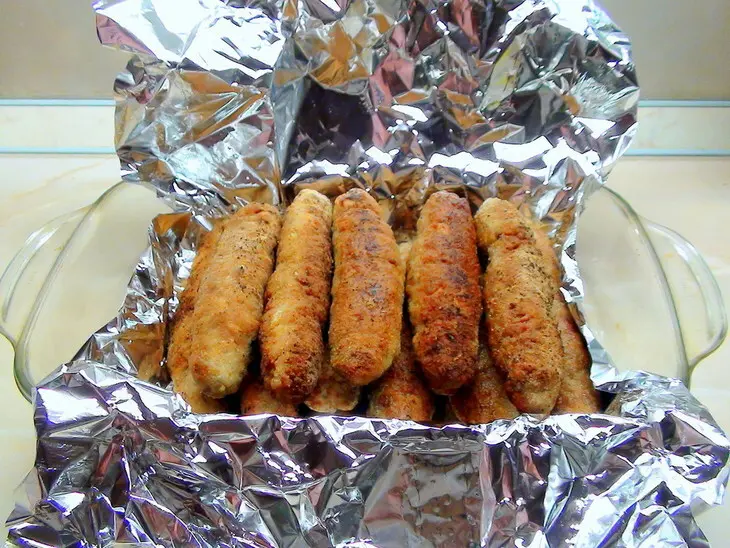 Мясные пальчики в ароматной панировке. мясные сигары из рубленого мяса.: шаг 10