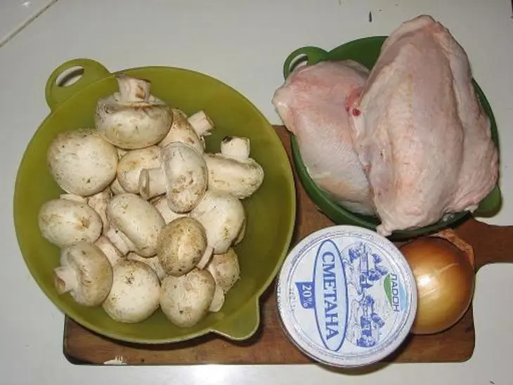 Курица в сметане с грибами: шаг 1