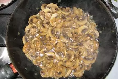 Курица в сметане с грибами: шаг 3