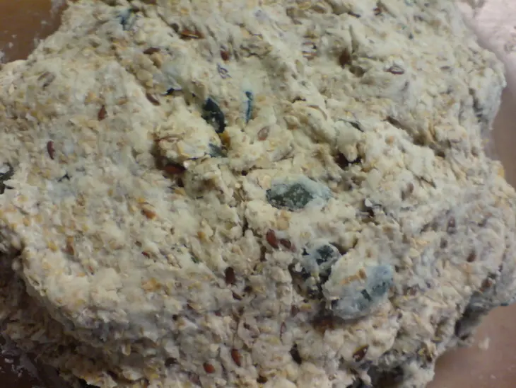 Хлеб домашний ржаной на йогурте с зёрнышками: шаг 5