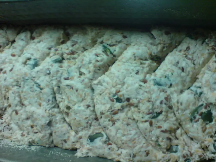 Хлеб домашний ржаной на йогурте с зёрнышками: шаг 6