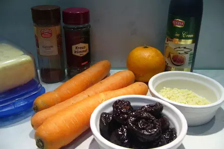 Теплый морковный салат с черносливом и миндалем (витаминный завтрак): шаг 1