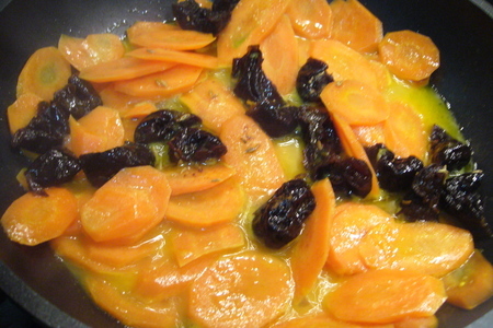 Теплый морковный салат с черносливом и миндалем (витаминный завтрак): шаг 4