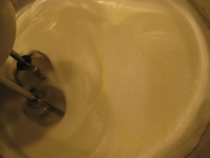 Kiwi meringue roll: шаг 2