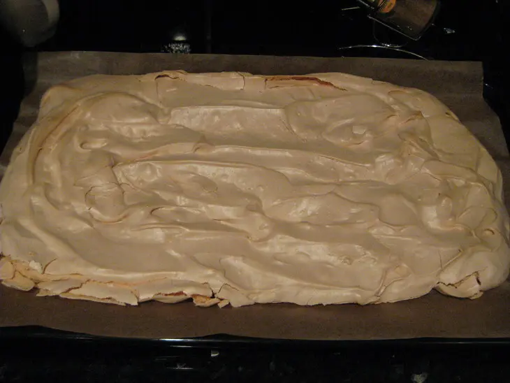 Kiwi meringue roll: шаг 5