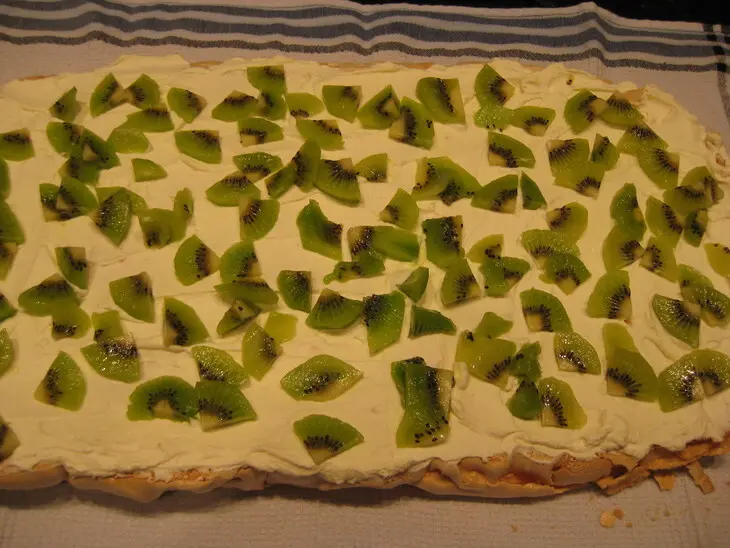 Kiwi meringue roll: шаг 7