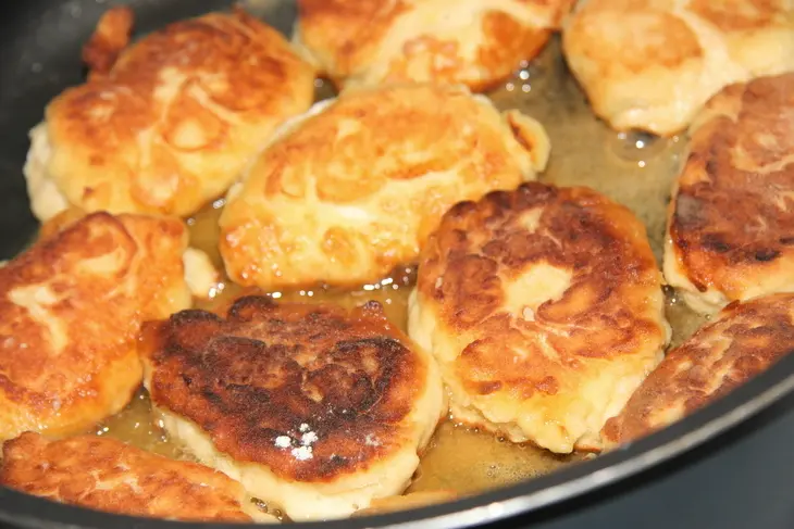 Сырники-пышки с яблоком и арахисовым маслом.: шаг 3