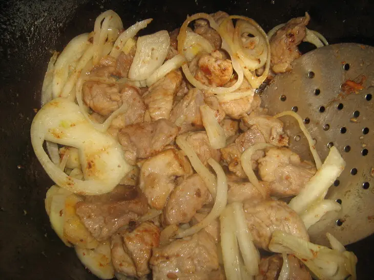 Мясо тушёное с картошкой.: шаг 3