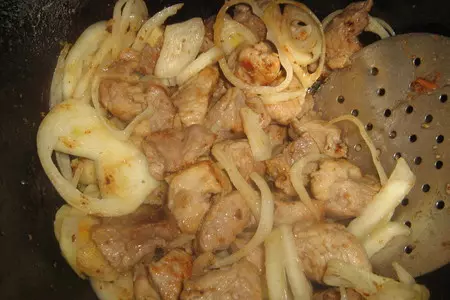 Мясо тушёное с картошкой.: шаг 3