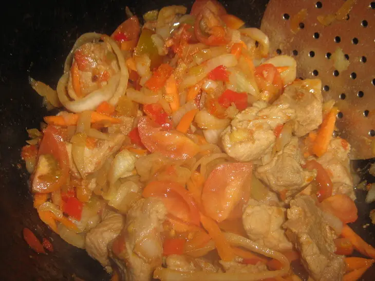 Мясо тушёное с картошкой.: шаг 5
