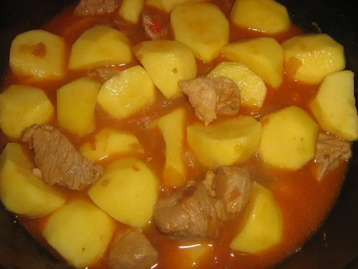 Мясо тушёное с картошкой.: шаг 7