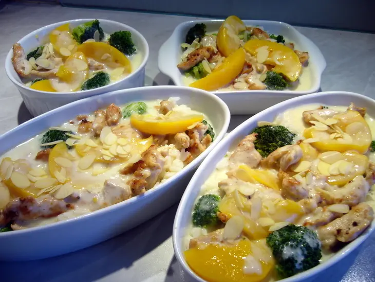 Рисовая запеканка с курицей, брокколи и персиками: шаг 4