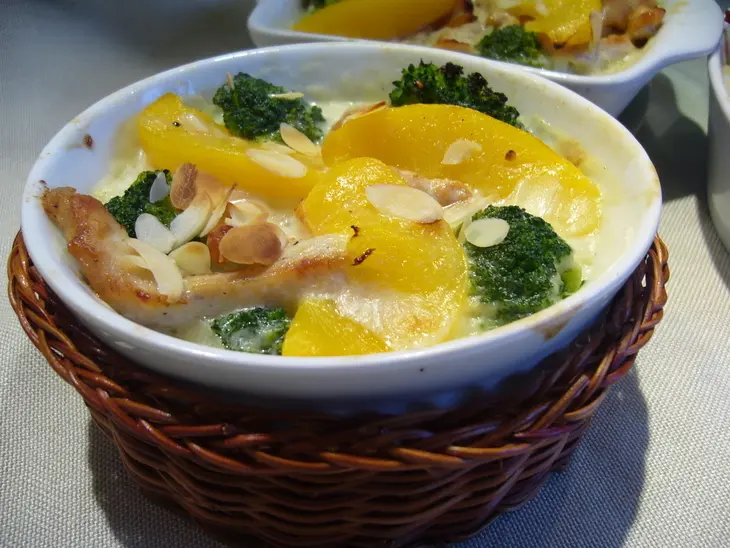 Рисовая запеканка с курицей, брокколи и персиками: шаг 6