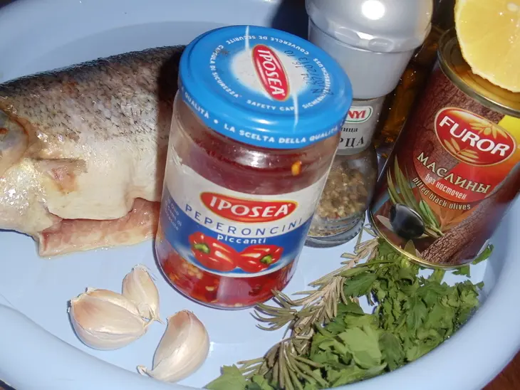Запеченная рыба с чесноком, розмарином и маслинами: шаг 1