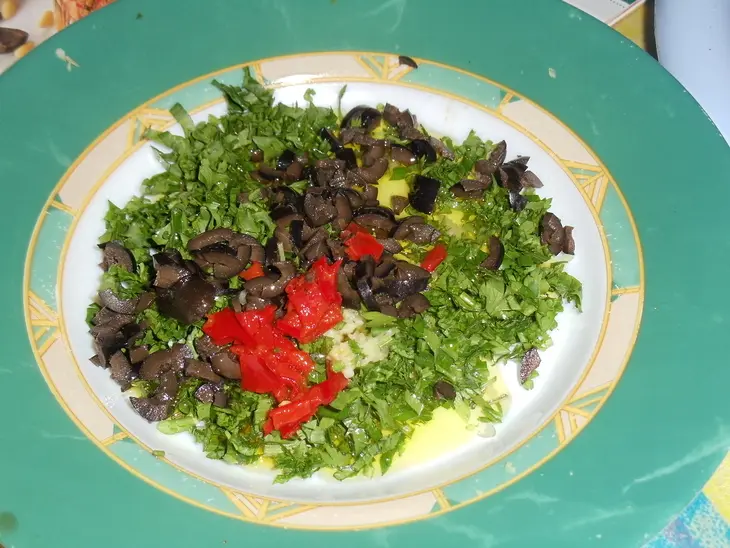 Запеченная рыба с чесноком, розмарином и маслинами: шаг 3