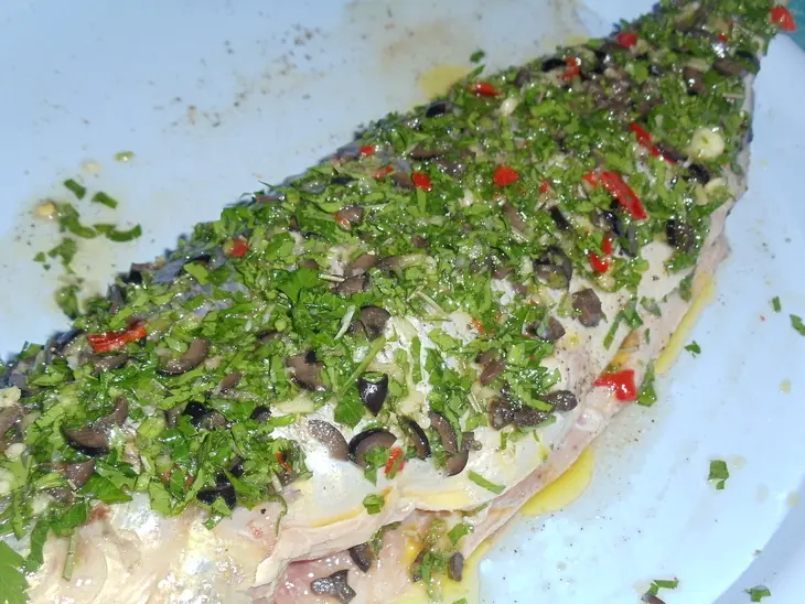 Запеченная рыба с чесноком, розмарином и маслинами: шаг 4