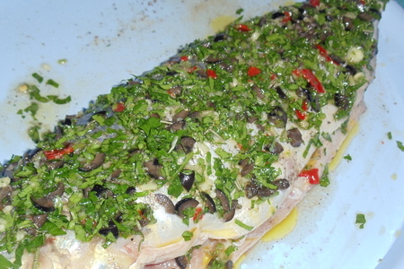 Запеченная рыба с чесноком, розмарином и маслинами: шаг 4