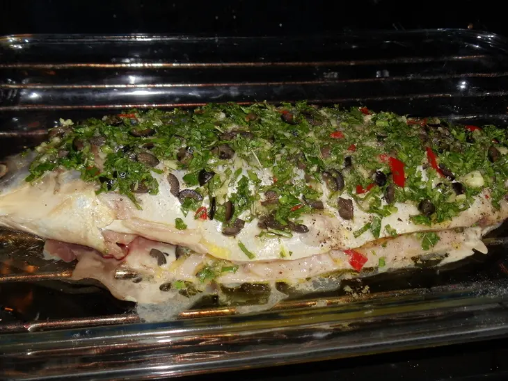 Запеченная рыба с чесноком, розмарином и маслинами: шаг 5