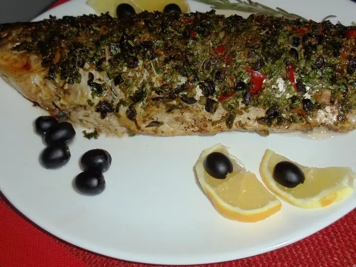 Запеченная рыба с чесноком, розмарином и маслинами: шаг 6
