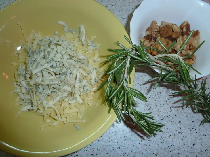 Пирожки - кальцоне супер-мини с сыром и орехами ( + немного с иной начинкой)): шаг 5