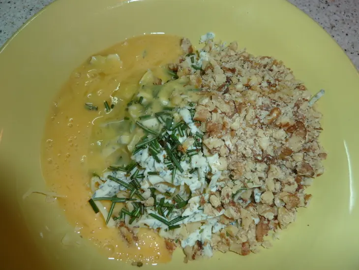 Пирожки - кальцоне супер-мини с сыром и орехами ( + немного с иной начинкой)): шаг 6